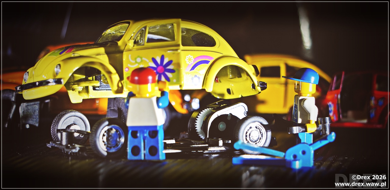 Lego i resoraki- mechanicy Lego serwisują Garbusa